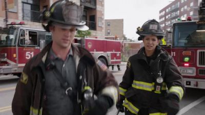 Everybody move back. - Chicago Fire