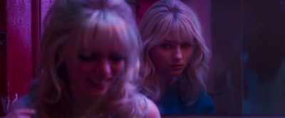 ♪ Everybody now ♪ - Last Night in Soho