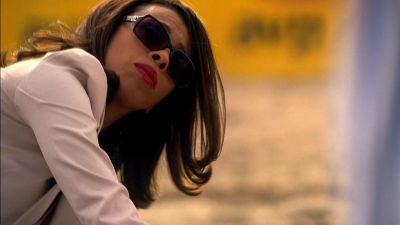 Everybody stand back,
alright ? Just stand back. - CSI: Miami