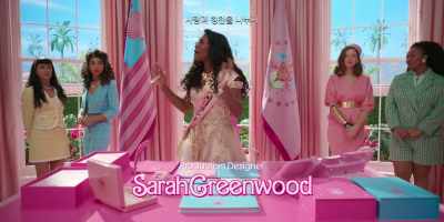 Everybody,
turn to the Barbie next to you. - Barbie
