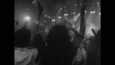 Everybody's jumping up and down,
making a noise, - Queen: Rock the World