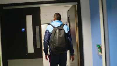 Everybody's ready? Sergio!
Let's go! Everybody stand up, guys! - All or Nothing: Manchester City