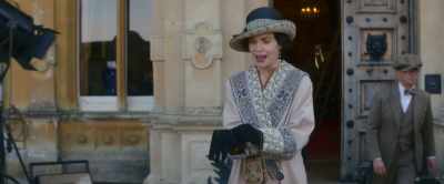 Everyone aboard
or we'll miss the train. - Downton Abbey: A New Era