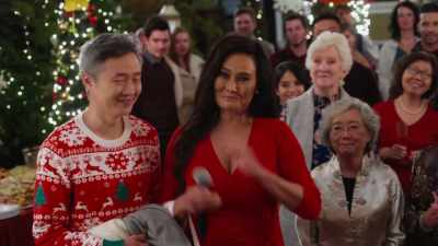 (everyone applauds) - A Big Fat Family Christmas