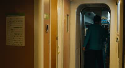 Everyone be quiet and sit down! - Train to Busan