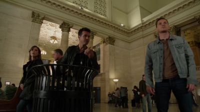 - Everyone, fan out. - Chicago P.D.