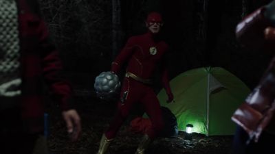 Everyone head for the park entrance. - The Flash