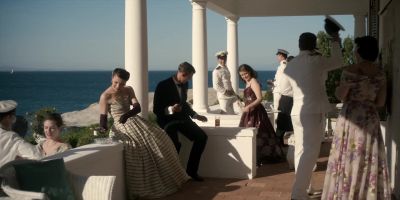 Everyone inside. We're starting now. - The Crown