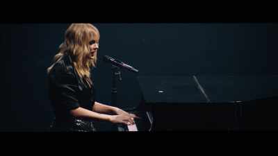 ♪ Everyone looked worse in the light ♪ - Taylor Swift City of Lover Concert