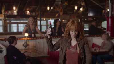 Everyone,
put your hands together - Reba McEntire's The Hammer