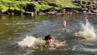 Everyone takes advantage of
the spring heatwave... - Our Yorkshire Farm