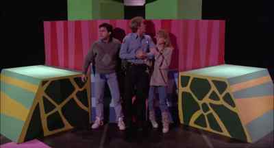 Everyone, up on top.
Come on, let's move! - Killer Klowns from Outer Space