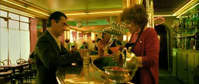 Everyone who's come in todayhas given us a weather report. - Amélie