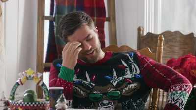 - Everything all right?
- Yeah, just my assistant. - The Christmas Listing