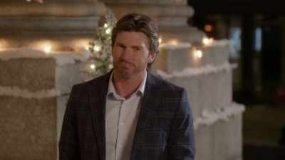 -Everything okay?
-Yeah, yeah, I'm just tired. - The Secret Gift of Christmas