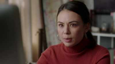 - Everything's been walled off.
- What? Why? - Pretty Little Liars: The Perfectionists