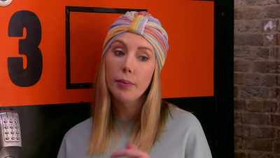 Exactement.
Pour ma sitcom, Duchesse, - Backstage with Katherine Ryan