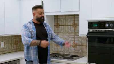 -Exactly.
-[Erin chuckles] - Renovation Impossible