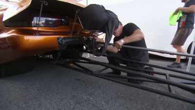 [exclaims] All right. Let's
go ahead and get it up there. - Street Outlaws No Prep Kings Team Attack