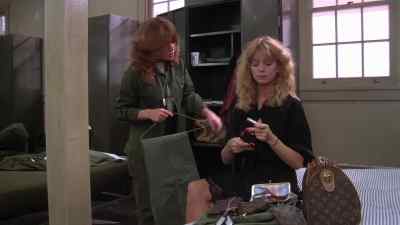 - Excuse me, are you a reporter?
- Who, me? - Private Benjamin