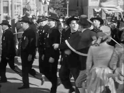Excuse me, can I get through here? - Yankee Doodle Dandy