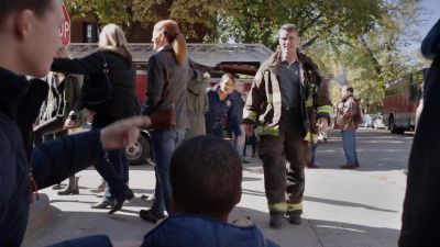 Excuse me, you can't be in here. - Chicago Fire
