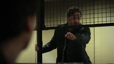 Excuse me! Excuse me!
That young man has done nothing wrong. - Manifest