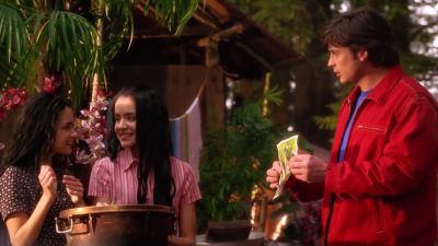 Excuse me. Have you seen this man? - Smallville