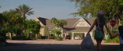 Excuse me, lady. Hey! - The Florida Project