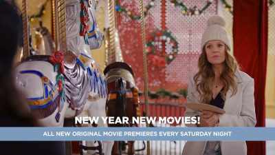 -Excuse me, Lila?
-Oh, hi! - A Christmas Carousel