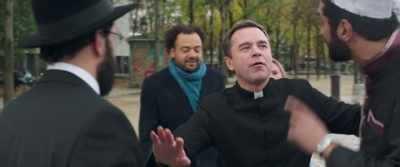 Excuse me, pardon?
Brothers, brothers, take it easy. - Coexister