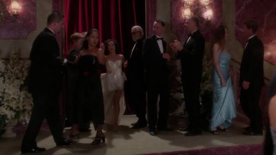 Excuse me, pardon me.
Coming through. - Charmed
