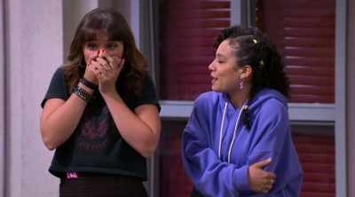 -Excuse me.
-She said she has flowers. - The Villains of Valley View