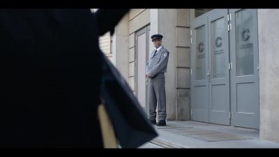 Excuse me, sir.
Could you hold these, please? - Army of Thieves
