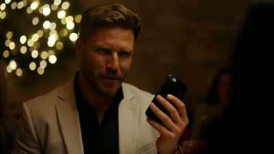 - Excuse me, what?
- Camera eats first. - Mom's Christmas Boyfriend