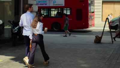 Excuse me,
would I be able to get a photo? - Formula 1: Drive to Survive