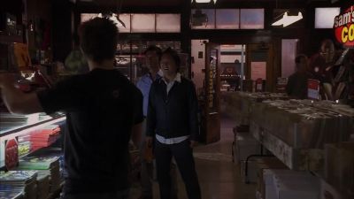 Excuse me.
Yeah, I'll be
with you in a second. - Heroes