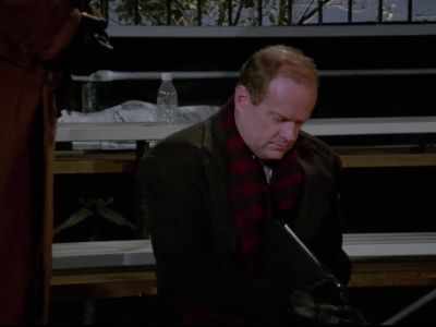- Excuse me.
- You can just sweep around me. - Frasier