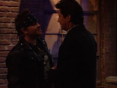 -Excuse me. You got the time?
-Yes, 8:15. - The Nanny