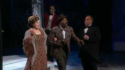 - Excuse us, everyone.
Oh! Shirley, look! - Annie Live!