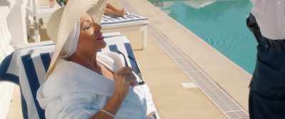 Excusez-moi. - Absolutely Fabulous: The Movie