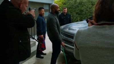 (exhales)
Hey, thanks for calling us. - NCIS: Los Angeles