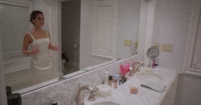 [exhales] It's tight, though.
It's tight. [coughs] - Jenny Slate: Stage Fright