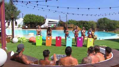 Exhibit F, someone
has a serious problem. - Love Island