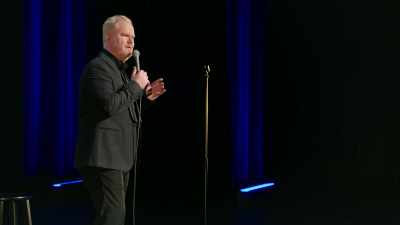 Existe aquela vergonha do telemóvel velho. - Jim Gaffigan: Dark Pale