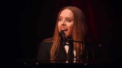 ♫ F -
Audience: ♫ sharp - Tim Minchin: Back
