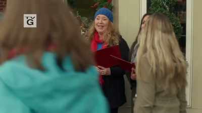 ♪ Fa, la, la, la, la
la, la, la, la ♪ - A Very Merry Bridesmaid