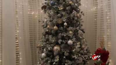 Fa la la la la, la la la la. - Snowed In for Christmas