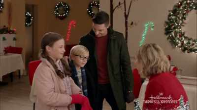 ♪ Fa la la la la
La la la la ♪ - Christmas at Grand Valley