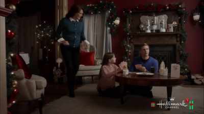 ♪ Fa la la la la
la la la la ♪ - Christmas in Evergreen